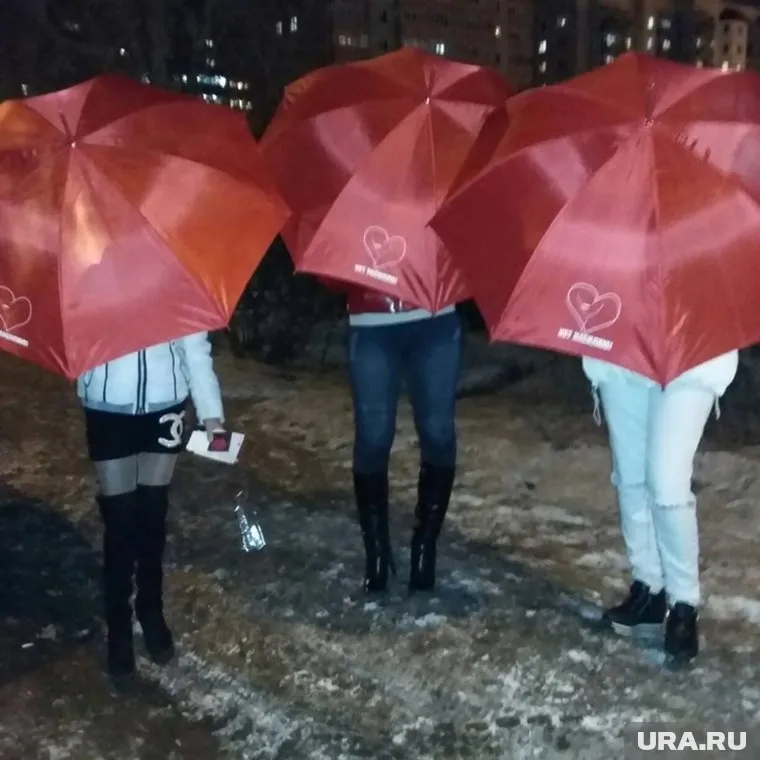 Девушки по всей стране фотографируются с красными зонтами