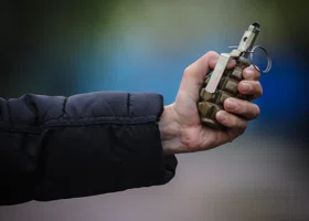 Мужчина с гранатой, грозивший взорвать подъезд, задержан: главное к этому часу