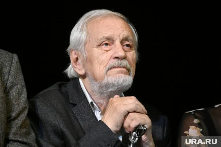 Сафронов был награжден медалью ордена «За заслуги перед Отечеством» II степени (1997), народным артистом РФ (2006)