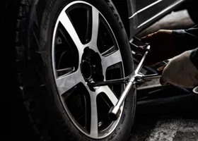 Пенсионерка украла у челябинца колеса от автомобиля