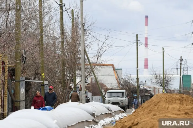 Дамбу укрепляют в микрорайоне Западный