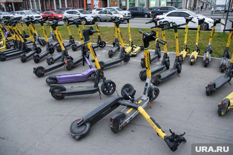 На улицах Челябинска начали выставлять электросамокаты 
