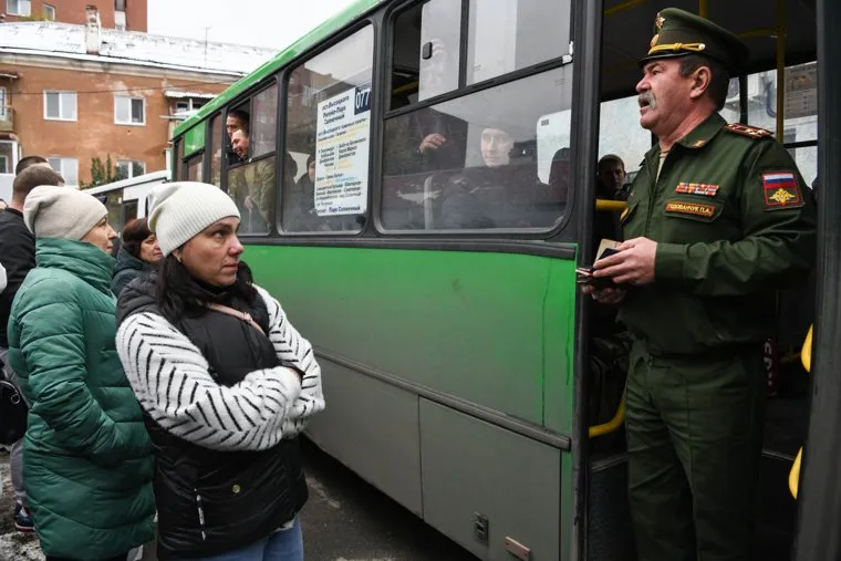 Отправка мобилизованных свердловчан с Чкаловского военкомата. Екатеринбург