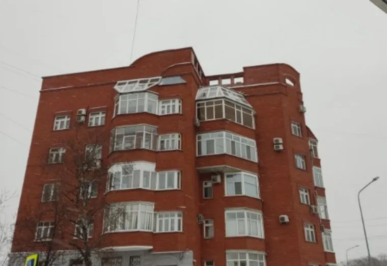 Жилплощадь расположена в доме №30 по улице Краснова