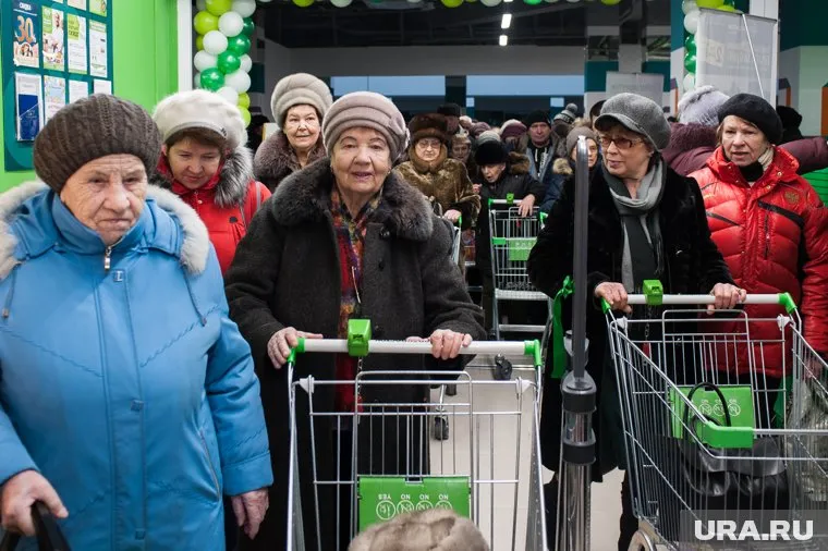 Толпы собрались у магазина на распродажу (архивное фото)