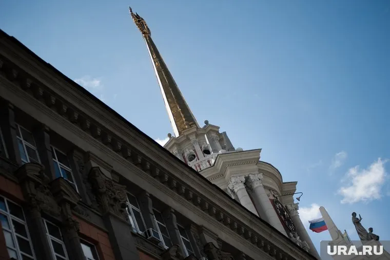 Слежавшийся снег упал с кондиционера, укрепленного на здании мэрии