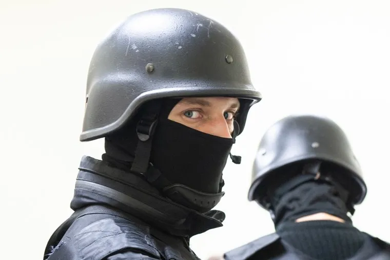 Судебные приставы опечатывают БЦ "Guru". Екатеринбург