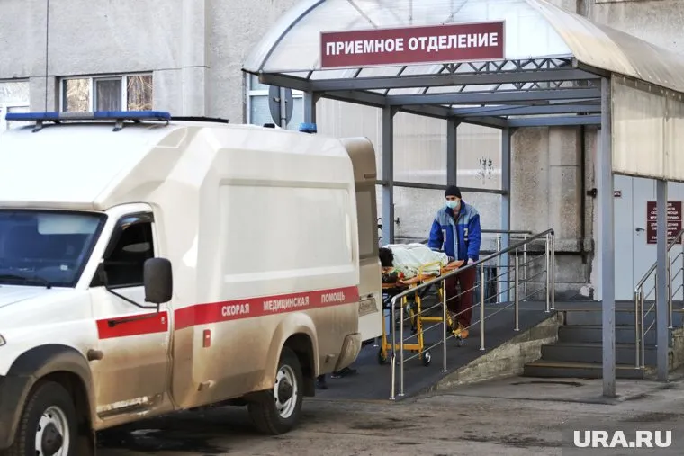 На госпитализацию больных привозит скорая