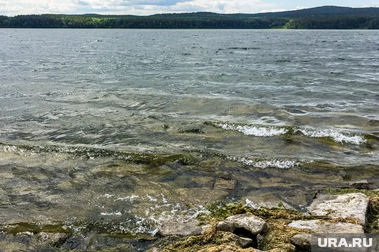 Отдыхающие рады, что мелеющее озеро пополняет свои запасы