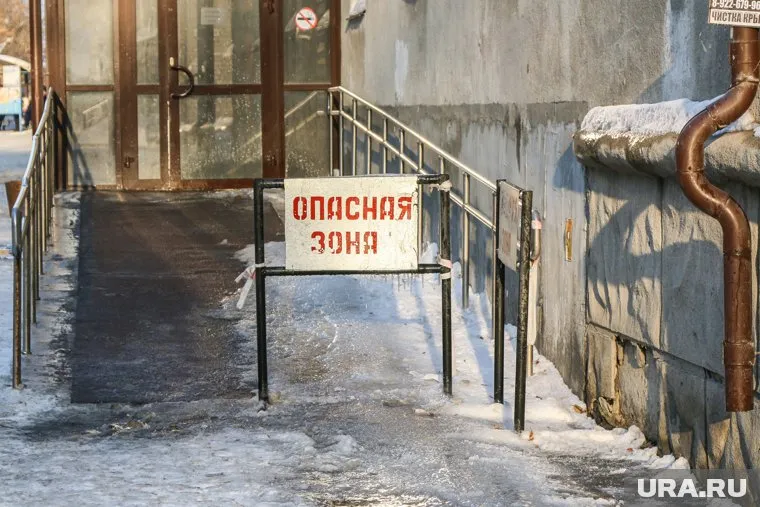 В тамбуре больницы была лужа воды и наледь