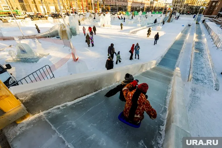 Женщина накинулась на детей с криками