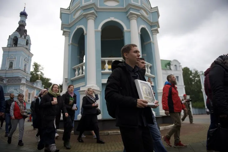 Сторонники отца Сергия (Николай Романов) у здания Екатеринбургской епархии. Необр
