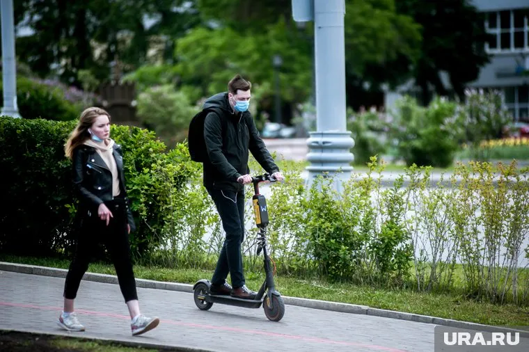 Чаще всего заражение происходит при разговоре, поэтому важно носить маски