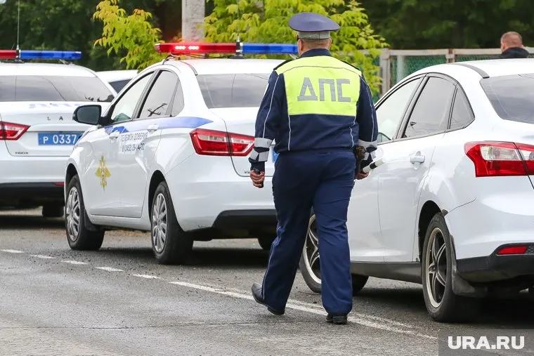 Сотрудники Госавтоинспекции устанавливают обстоятельства аварии (архивное фото)