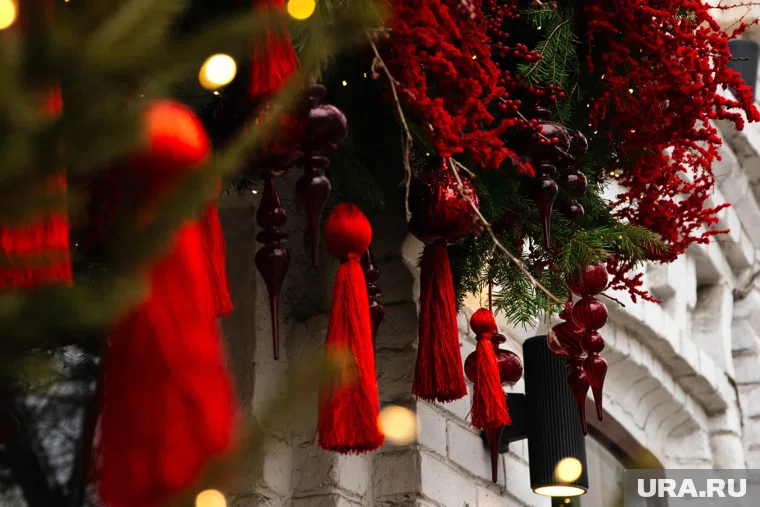 В Сургуте активно украшают город к Новому году