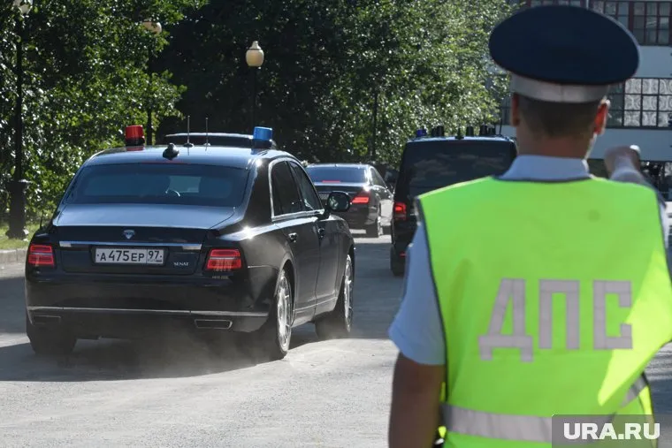 По словам очевидцев, в колонне по Перми в сопровождении правоохранителей передвигается несколько легковых машин (архивное фото)