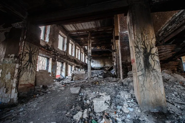 Пожар в заброшенной больнице в Зеленой роще. Екатеринбург, пепелище, заброшенная больница, разруха, разрушенное здание, больница в зеленой роще, бсмп-1