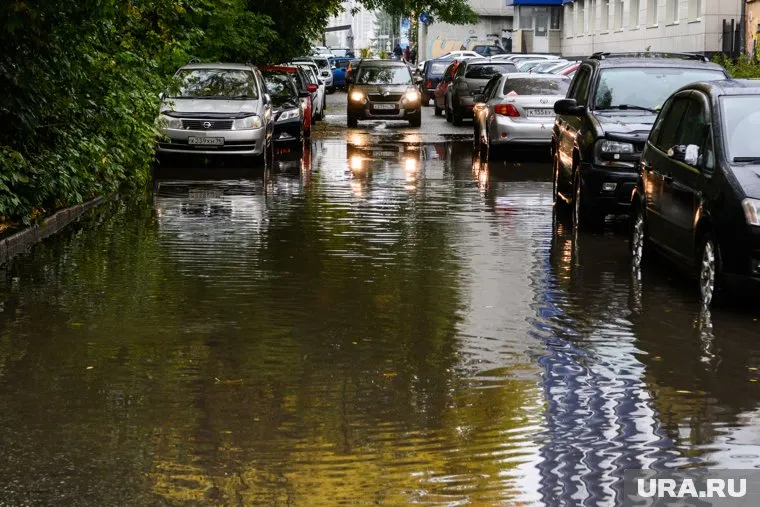Улицы города затопило после мощных ливней