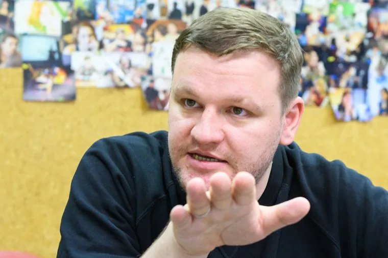 Митя Алешковский. Екатеринбург, жест рукой, алешковский дмитрий