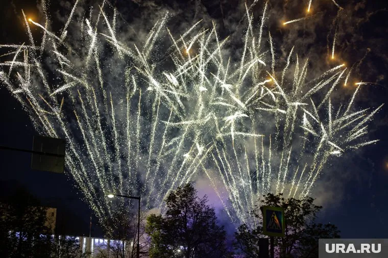 Отмечать праздник начали еще 11 июня большим концертом в с фейерверком