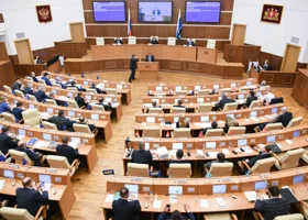 Школы, дороги и дворы: как свердловские депутаты распределили миллиарды 