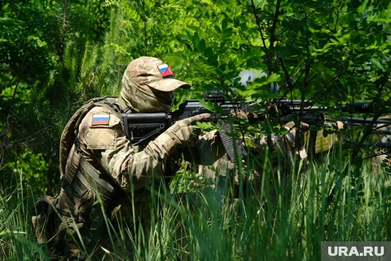 Раненый разведчик остался с одной гранатой и приготовился встретить врага (архивное фото)