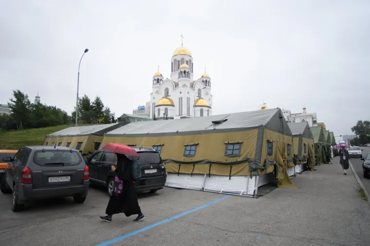 Подготовка к Царским дням у Храма на Крови. Екатеринбург