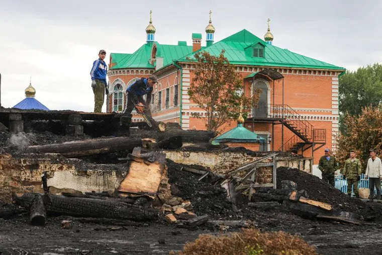 Разбор конструкций Свято-Казанского Чимеевского мужского монастыря после пожара. с Чимеево