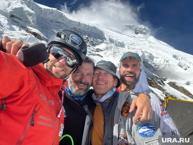 Группа из пяти российских альпинистов хотела покорить гору Дхаулагири