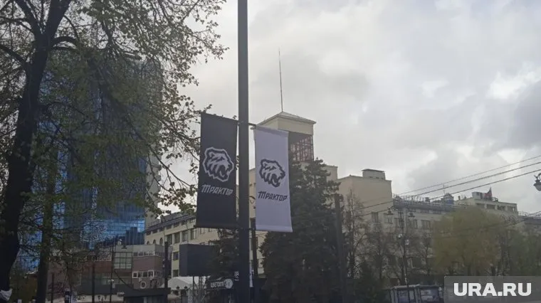 Символикой «Трактора» украсили главную пешеходную улицу Челябинска