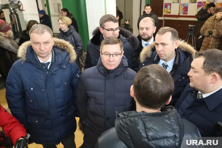 Глава Минстроя Владимир Якушев (в центре) осмотрел очистные сооружения в Кургане