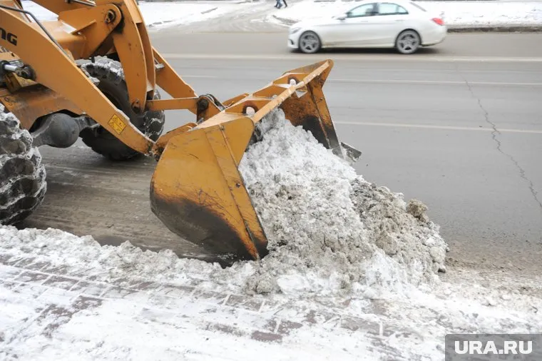 После снегопадов коммунальщики очищают улицы Челябинска
