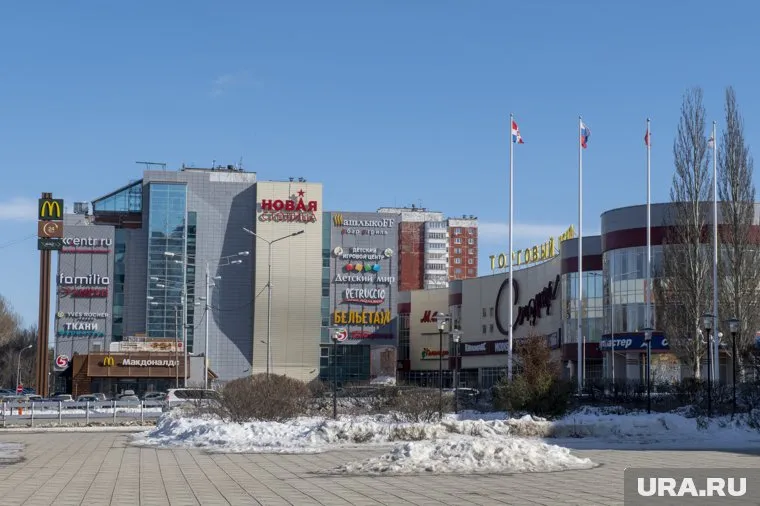 Неизвестные разломали скамейки у ТЦ «Столица»