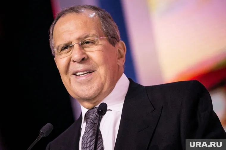 Лаврова встретили танцами