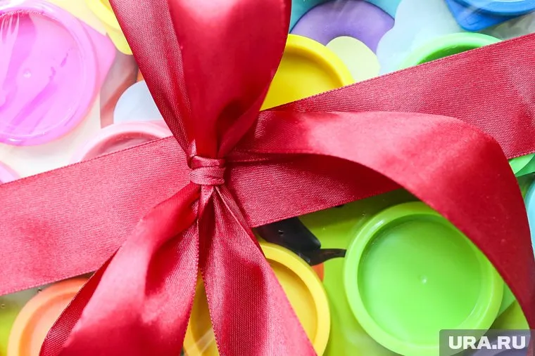 Курганцы передали маленьким пациентам игрушки, настольные игры, книжки и другое