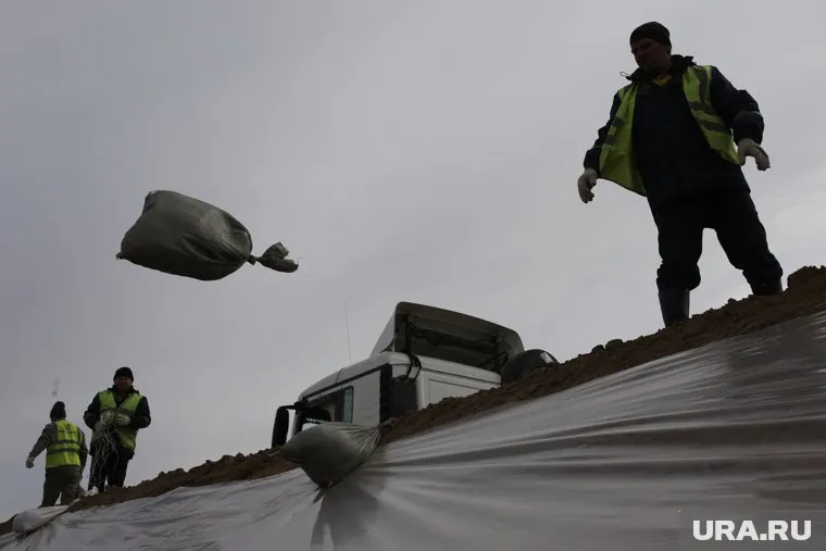 Ветер рвет пленку и поднимает волны на трассу Р-402