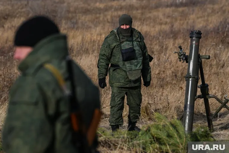 Бахмут заблокирован силами ВДВ с северной и южной окраины, сообщили в Минобороны