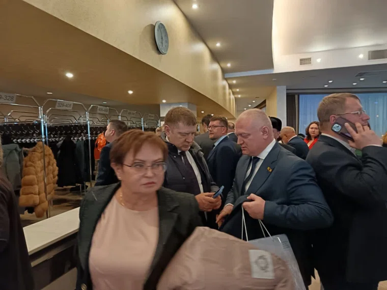 Депутат думы ХМАО Степан Пыталев (слева) и спикер думы Нефтеюганска Александр Никитин (справа) на юбилее Югры 10 декабря 2025 года