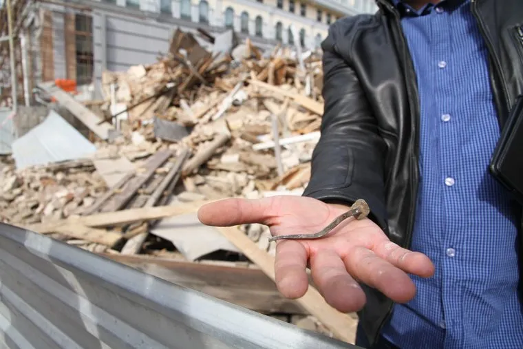 Плакат обращение к Тунгусову на развалинах Гоголя 7. Екатеринбург