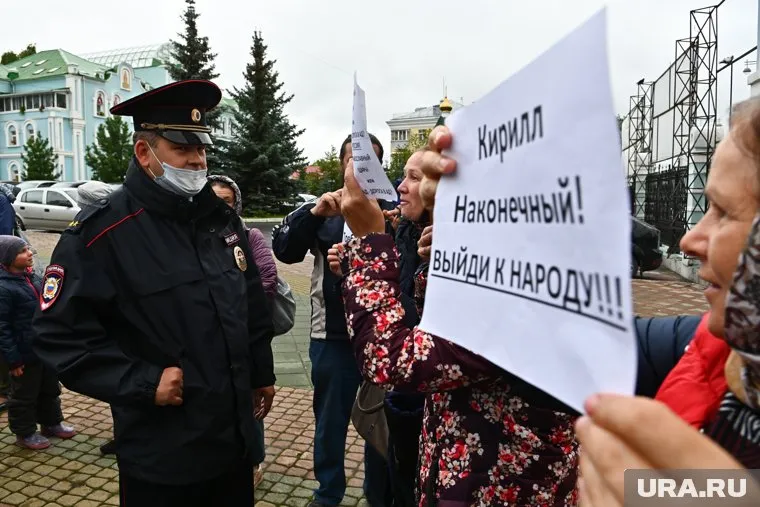 У тех, кто вышел с плакатами, проверяют документы