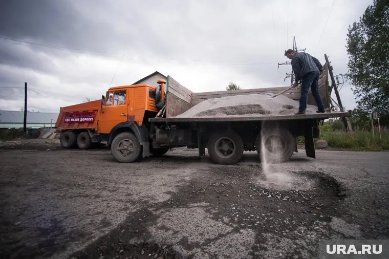 Активисты-дальнобойщики отремонтировали «убитый» участок улицы в Первоуральске