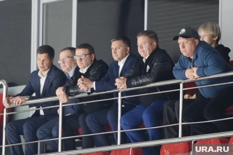 Алексей Текслер (третий слева) регулярно посещает матчи "Трактора"