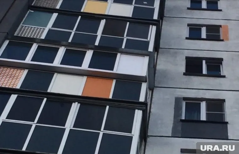 Тяжелый агрегат вышвырнули из окна