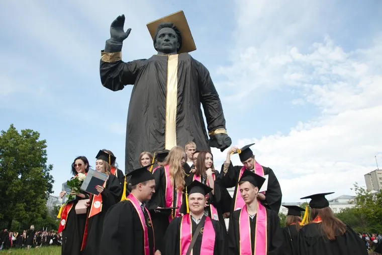 Выпускники УрФУ. Екатеринбург, высшее образование, выпускники, урфу, академические шапочки, выдача дипломов, вузы