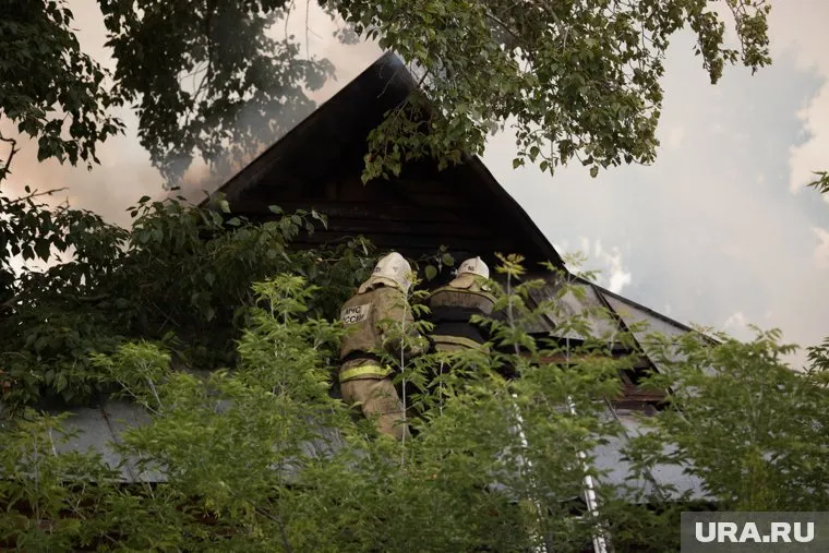 Дом в центре Кургана заполыхал вечером 14 августа