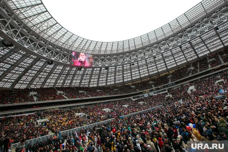 У входов на стадионы вещи болельщиков будут досматривать стюарды