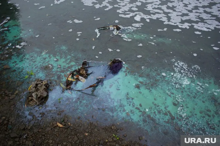 В Шадринске под набережной прорвало канализацию, она течет в Исеть