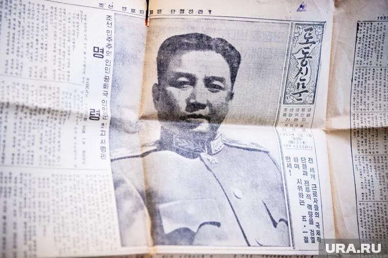 Медведев вручил Ким Чен Ыну письмо Ким Ир Сена Сталину в Пхеньяне