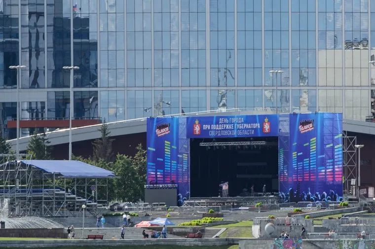 Тело мужчины на отмели Городского пруда в начале улицы Первомайская. Екатеринбург, монтажные работы, сцена, день города екатеринбург, подготовка к празднику, октябрьская площадь