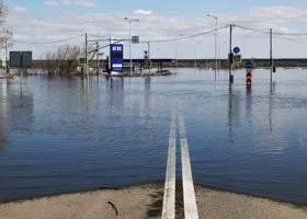 В Тюменской области возобновляется движение транспорта по дорогам, ранее затопленным паводком